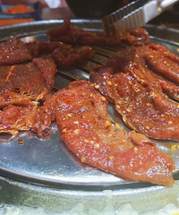 在最近大火的mou音烤肉店,吃到喜爱的厚切猪五花