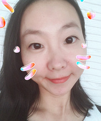 种了睫毛后好方便,现在我擦个素颜霜涂个口红就能出门了