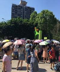 开学了,学校门口又成停车场了