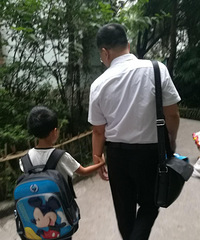 ˫ʦͥΪ޶ټҰǨѧУһ꼶ÿ3Ӣ