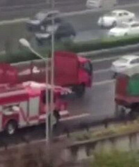 北环两货车相撞,消防车都来了