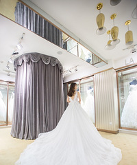 ��һ�۾����еĻ�ɴ���ٺ�ɫ���Ʒ��޶����������������԰�