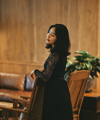 ����������ǰ��ȹ�ӣ��ڼҾߵ�����������