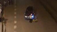 小黄车在快车道行驶,女学生被撞飞