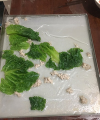 在新开的猪肉铺买了土猪肉回来做个肠粉当早餐