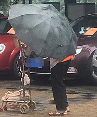 心酸,老爷爷雨天叫卖出租房屋