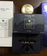 每天我都把这个美白精华当面膜一样厚敷,第二天皮肤变得超级嫩