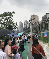 李子坝观景平台好热闹