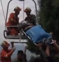 可怕,游客没抓稳扶手滑落观光缆车