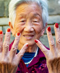 90岁的婆婆用这个方法染了88年的指甲,看了感觉回到了童年