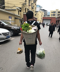 我和那个在购物狂认识的男人结婚了,第一次去我家他带了这些