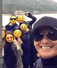 同样是合照,周润发比他友好百倍