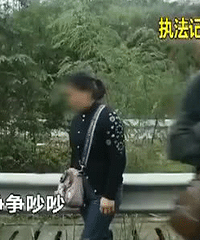 夫妻闹矛盾不分场合,高速路上边开边打架