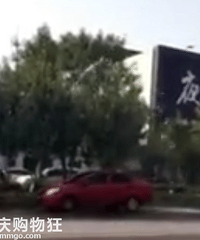避免浪费?路过车辆蹭地面突发水柱“洗车”