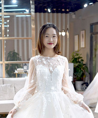 谁说婚纱一定要blingbling或者大拖尾,轻纱上身也很美