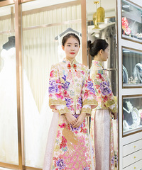 完美的婚礼,就需要一套精致的婚纱,这件粉紫色的马来褂也太美了