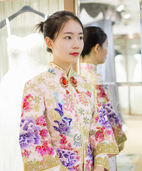 完美的婚礼,就需要一套精致的婚纱,这件粉紫色的马来褂也太美了