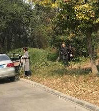 游客在野生动物园自驾区下车摘山楂
