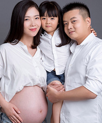 一家四口的温馨全家福