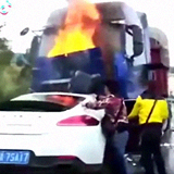 惨!保时捷撞货车起火