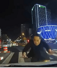 奇葩!男子一路小跑扑向车辆碰瓷 结果把机箱盖擦干净就走了...