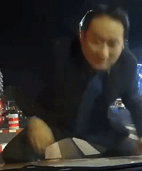 奇葩!男子一路小跑扑向车辆碰瓷 结果把机箱盖擦干净就走了...