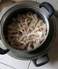 老伯捡到一袋鸡肠,差点毒死全家