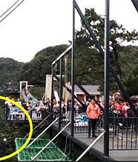 坐悬崖秋千散落千元大钞,不敢告诉老婆