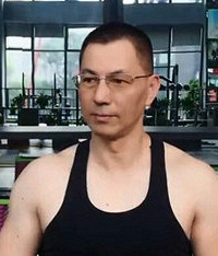 60岁大叔游泳20年,玩健身变男神