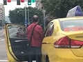 的哥被误会在街上小便