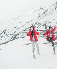 驱车三千公里,被大雪困在新疆边陲小镇,雪山下的景色美得想流泪