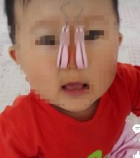 ���ϵĶ�ͯ�����������мҳ������ã������˴�7��Ů����˫��Ƥ��