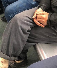 轻轨上,你会不会让老年人挤着坐?