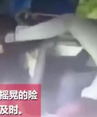 男子错过站点抢夺方向盘,被踹飞!