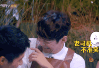 ���Ȼ����С�����𣬺���ͻȻЦ��