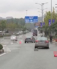 早高峰同一地点八辆车接连爆胎