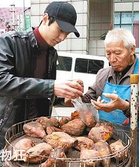 88岁老人卖红薯 流浪汉可免费吃