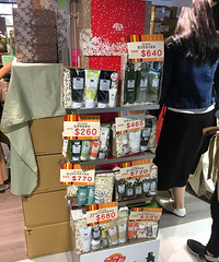 崇光周年庆,化妆品套装确实划算,好多小样送