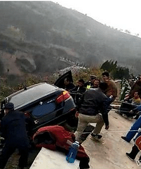 悬崖勒“马”!宝马冲出路基卡在深沟半坡,村民拉绳拽车防止滑坠
