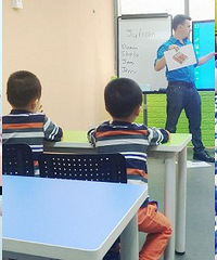 家有三个娃,双胞胎去了北美读书