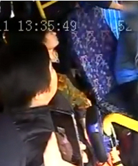 拦公交不停,奔驰男将公交逼至河岸,从窗户拽出司机对其殴打