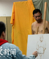67岁老修鞋匠成裸模:认为这是艺术