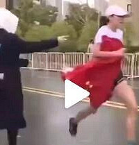 志愿者递国旗,马拉松选手憾失金牌