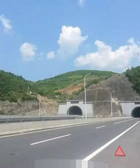 为什么进隧道老司机都不靠右侧行驶?知道原因后,真让新手后怕!