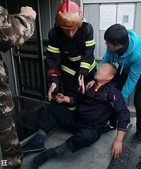 千万别用身体挡电梯门,男子腿被夹人吊在轿厢内