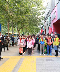 ѧֵ⣬ԭУſЩվӭӵĺӶڸ