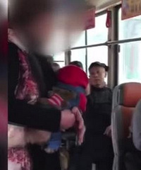 骂了司机骂乘客!重庆一女子抱狗乘公交遭拒,满嘴脏话惹众怒