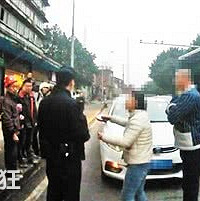 女司机被骂逼停骂人者 两人主干道上争吵、抓扯