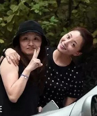 殷桃对着偷拍镜头喊:拍漂亮点!