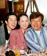 成龙英文版自传坦白“嫖妓家暴出轨”